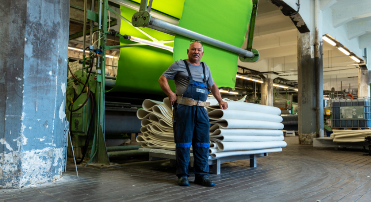 Angestellter in Arbeitsklamotten in Halle der VFG